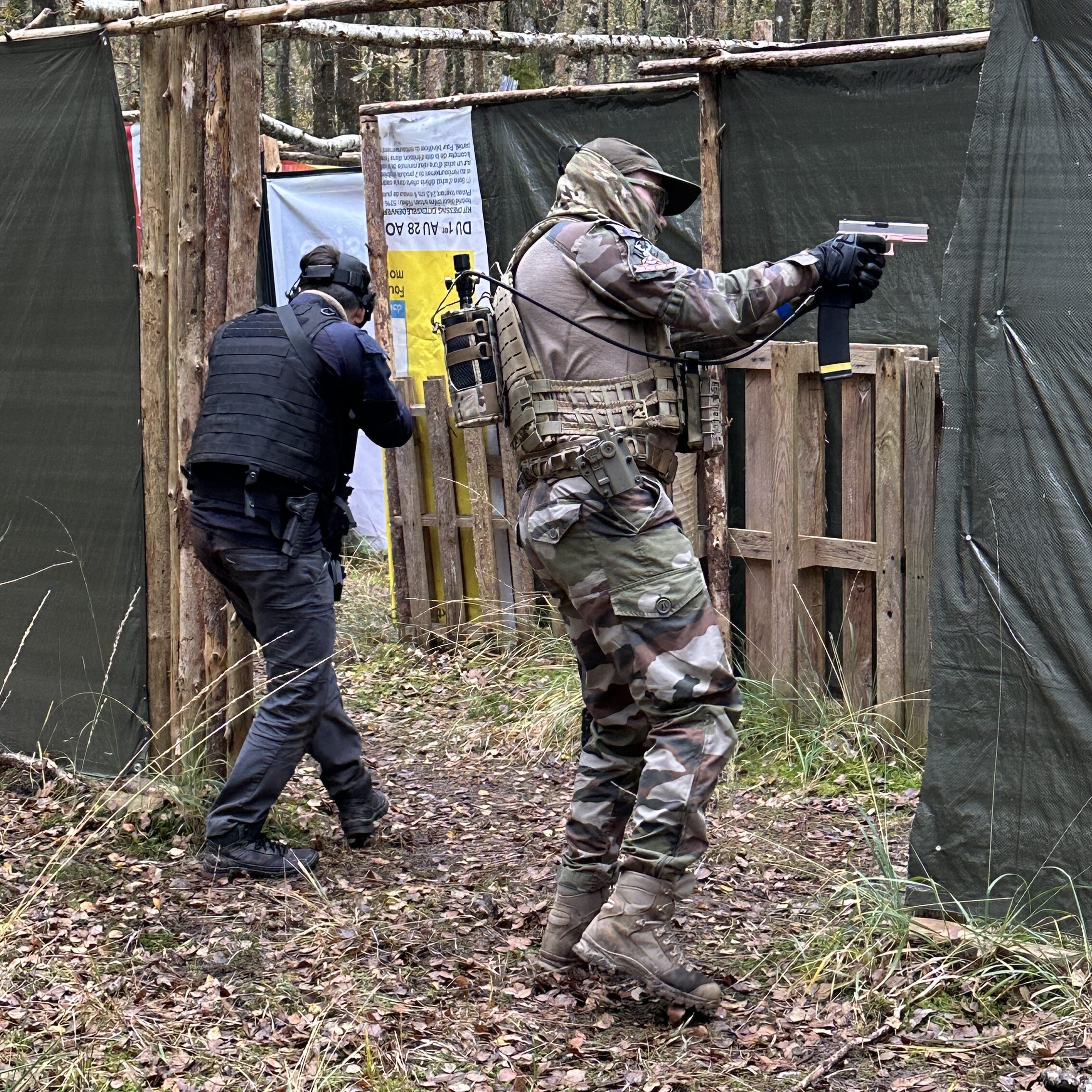 Photo illustrant deux joueurs d'airsoft faisant un passage de porte